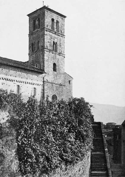 BARGA — DUOMO: IL CAMPANILE (SECC. XIII E XVIII) E LA SCALACCIA. (Fot. Magri).