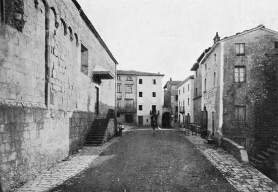 BENABBIO — PIAZZA E FIANCO DELLA CHIESA. (Fot. Pellegrini).